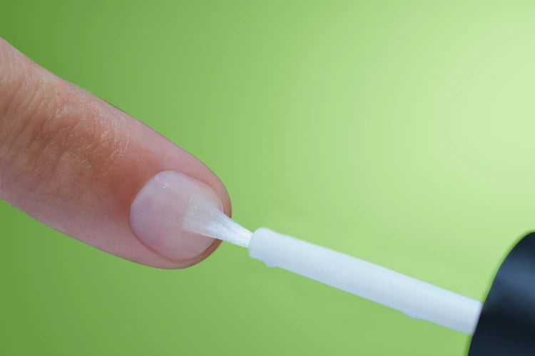 Aanbrengen_Repair_Mode groen kwast vinger en nagel