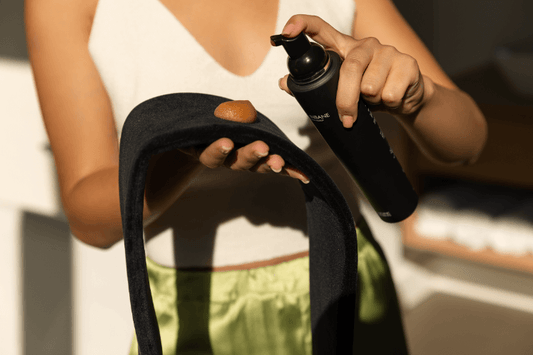 Marc Inbane Back Applicator met mousse vrouw in witte hemd groene rok Marc Inbane