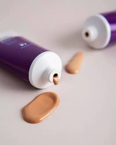 Juliette Armand Color Control Cream Dark Shade 50 ml met vloeibare textuur uit de tube, voor een natuurlijke teintegalisatie gecombineerd met dagelijkse verzorging. Puur Diana Shop Nuenen