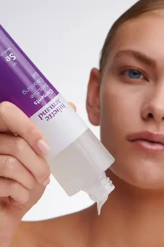 Juliette Armand Sensitive Cleansing Gel 210 ml wordt aangebracht, een milde reinigingsgel met een zachte geltextuur voor de gevoelige huid. Reinigt rustig zonder het huidbeeld te verstoren, geschikt voor dagelijks gebruik. Puur Diana Shop Nuenen
