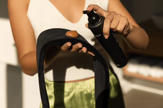 Marc Inbane Back Applicator met mousse tijdens gebruik, voor het gelijkmatig aanbrengen van zelfbruiner op de rug. Puur Diana Shop Nuenen