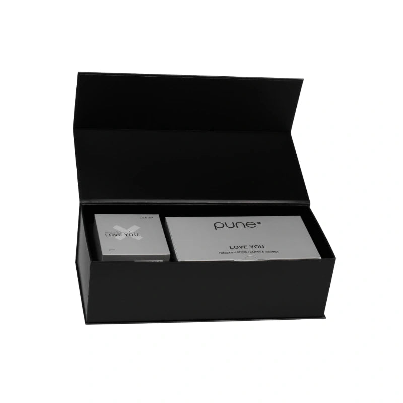 PUNE Maison Maastricht Scented Edition LOVE YOU met geurstokjes 200 ml en geurkaars 300 gr in luxe zwarte giftbox