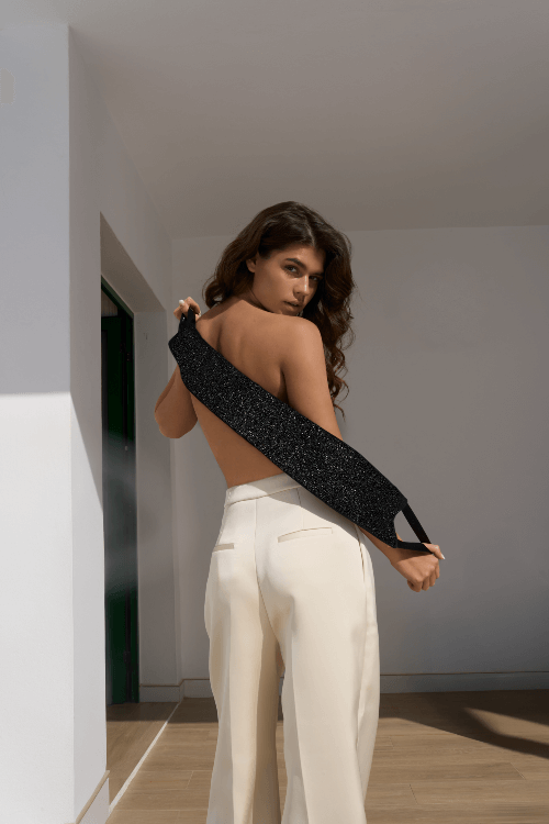 Zwarte Marc Inbane Back Scrubber vrouw witte broek 