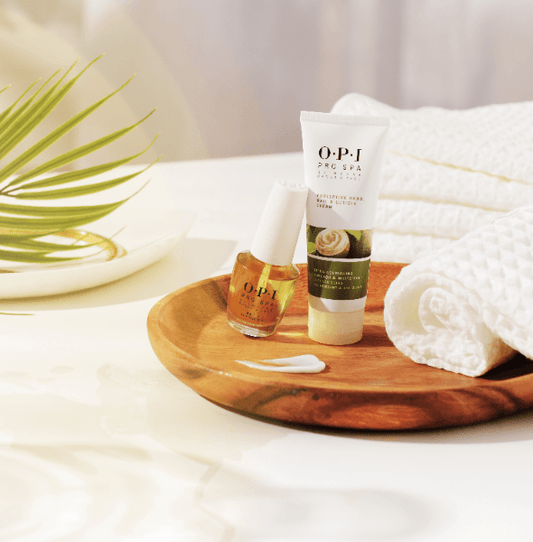 O.P.I. Pro Spa Protective Hand, Nail & Cuticle Cream  houten bord witte handdoeken 