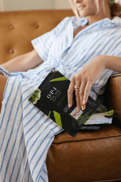O.P.I_Pro_Spa_Moisturizing_Socks handen en boekje 