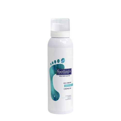 Footlogix DD Cream Mousse 125 ml, een verzorgende schuimcrème voor droge voeten met een ruwe of verkleurde huid. Camoufleert oneffenheden en hydrateert tegelijk. Op de foto de witte fles met blauwe voetafbeelding. Puur Diana Shop Nuenen