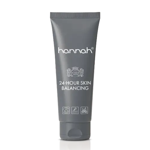 hannah 24-hour Skin Balancing 65 ml, een rijke crème voor de droge en gevoelige huid die overdag snel trekkerig aanvoelt en 's nachts herstel nodig heeft. Op de foto een witte tube met zwarte merknaam hannah en schroefdop, staand tegen een neutrale achtergrond zodat de matte verpakking en de 65 ml maat goed zichtbaar zijn. Geeft vocht en houdt de huid in balans. Puur Diana Shop Nuenen