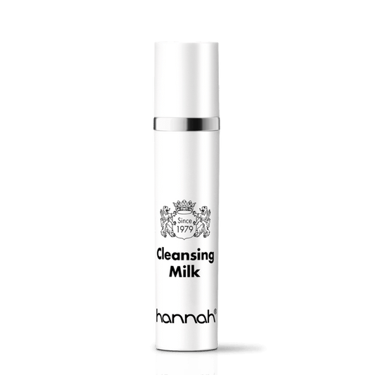 hannah Cleansing Milk 45 ml, een milde reinigingsmelk voor een droge en gevoelige huid die na het wassen snel trekkerig aanvoelt. Verwijdert make-up en dagelijks vuil zonder de huid uit te drogen, als eerste stap in de ochtend- en avondroutine. Op de foto de verpakking van 45 ml, een handzaam formaat dat ook mee kan op reis. Puur Diana Shop Nuenen