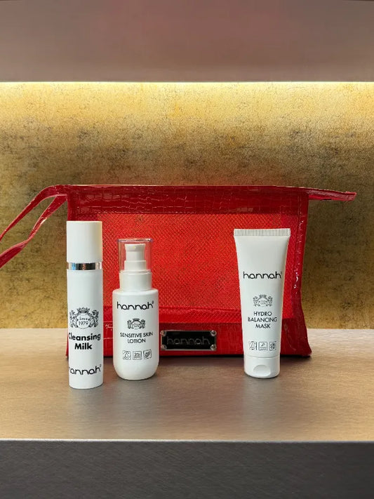 hannah Complete Reinigingsroutine Trio voor een droge en gevoelige huid die na het wassen snel trekkerig aanvoelt. Te zien zijn de Cleansing Milk 45 ml, de Sensitive Skin Lotion 100 ml en het Hydro Balancing Mask 65 ml in witte tubes en flacons met de zwarte merknaam hannah. Samen reinigen ze mild, herstellen ze de balans en geven ze extra verzorging. Gefotografeerd als set op een warme achtergrond. Puur Diana Shop Nuenen