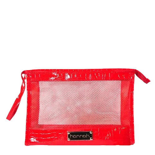 Rode hannah croco toilettas voor wie skincare en travelsizes overzichtelijk bij elkaar wil houden in koffer of sporttas. De tas heeft een warme rode krokodillenprint met glanzende afwerking, een stevige ritssluiting en een ruime opening waardoor flacons rechtop passen. Op de foto los gefotografeerd zodat vorm en formaat goed te beoordelen zijn. Puur Diana Shop Nuenen