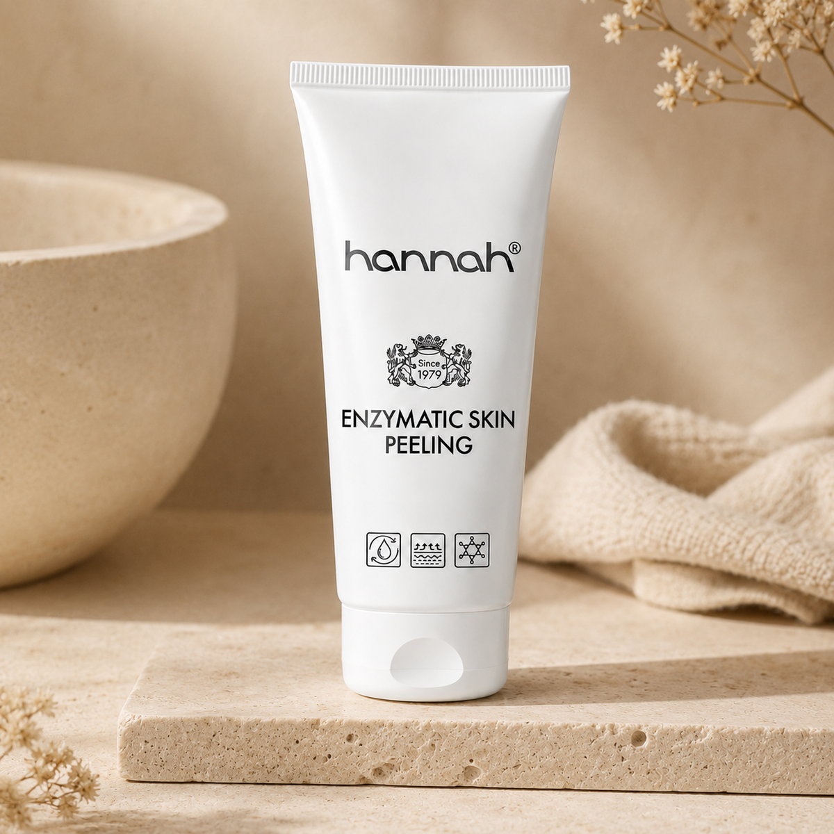 hannah Enzymatic Skin Peeling 150 ml in een warme beige skincare setting met travertin, keramiek en zacht textiel