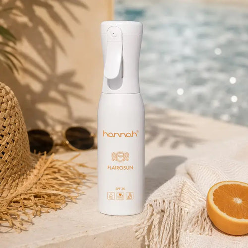 hannah FlairoSun SPF 30 zonbescherming spray in zomerse setting bij zwembad voor dagelijkse bescherming tegen UVA- en UVB-straling