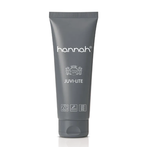 hannah Juvi-Lite 65 ml uit de Essentials lijn, een lichte dagverzorging voor de rijpere huid die behoefte heeft aan hydratatie en steviger ogende huid zonder zwaar aan te voelen. Op de foto een grijszilveren tube met witte schroefdop en zwarte merknaam hannah, staand tegen een neutrale achtergrond zodat de matte verpakking en de compacte 65 ml maat goed zichtbaar zijn. Puur Diana Shop Nuenen