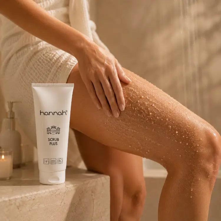 hannah Scrub Plus tijdens gebruik op de benen onder de douche