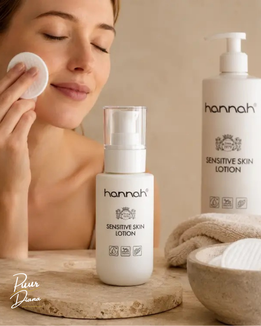 hannah Sensitive Skin Lotion 100 ml wordt aangebracht, een kalmerende gezichtslotion voor de gevoelige huid die snel reageert met roodheid, jeuk of een trekkerig gevoel na het reinigen. De lotion verfrist, verfijnt het huidbeeld en brengt de huid na reiniging weer in balans als tweede stap in de dagelijkse routine. Puur Diana Shop Nuenen