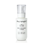 hannah Sensitive Skin Lotion 100 ml, een kalmerende gezichtslotion voor een gevoelige huid met neiging tot roodheid en irritatie. Gebruikt als tweede stap na het reinigen: verfrist, verfijnt de poriën en bereidt de huid voor op verdere verzorging. Op de foto de productverpakking van 100 ml tegen een rustige achtergrond. Puur Diana Shop Nuenen