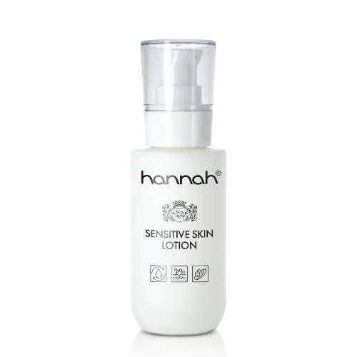hannah Sensitive Skin Lotion 100 ml, een kalmerende gezichtslotion voor een gevoelige huid met neiging tot roodheid en irritatie. Gebruikt als tweede stap na het reinigen: verfrist, verfijnt de poriën en bereidt de huid voor op verdere verzorging. Op de foto de productverpakking van 100 ml tegen een rustige achtergrond. Puur Diana Shop Nuenen