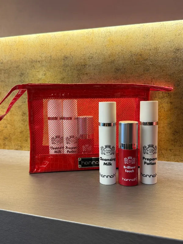Rode hannah toilettas met Cleansing Milk, Brilliant Touch en Prepare Potion in reisformaat bij Puur Diana Shop Nuenen