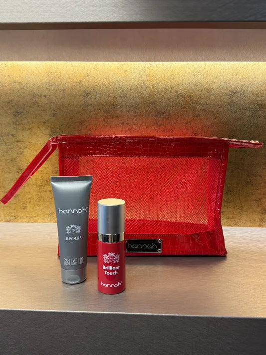 hannah Verstevigend en Glow Duo voor de rijpere huid die minder veerkracht toont en er vermoeid uitziet. Op de foto de Brilliant Touch 30 ml in een compacte flacon met pompje en de Juvi-Lite 65 ml in een grijszilveren tube, naast elkaar geplaatst. De combinatie ondersteunt een steviger ogende huid met een frisse, verzorgde uitstraling. Gefotografeerd in een warme setting bij Puur Diana Shop Nuenen
