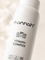 Close up van hannah Vitamin Complex 175 ml refill met matte witte verpakking voor een frisse, gehydrateerde en vitale huid