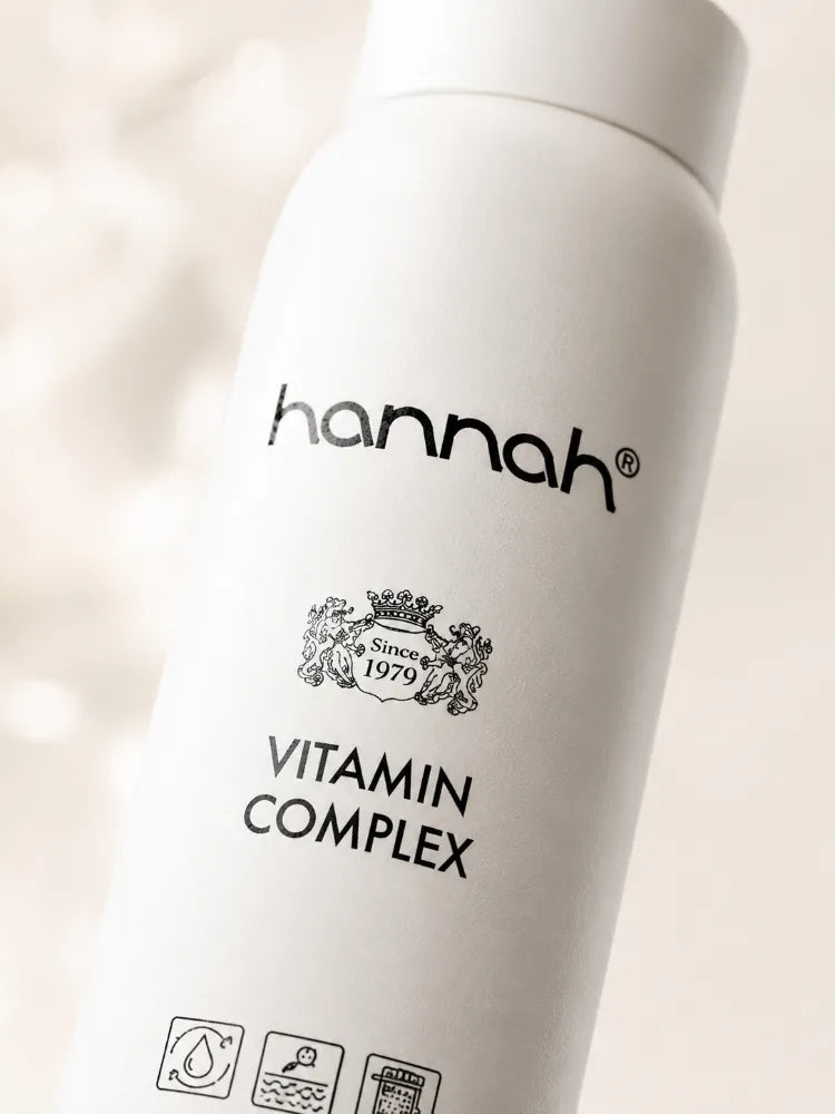 Close up van hannah Vitamin Complex 175 ml refill met matte witte verpakking voor een frisse, gehydrateerde en vitale huid