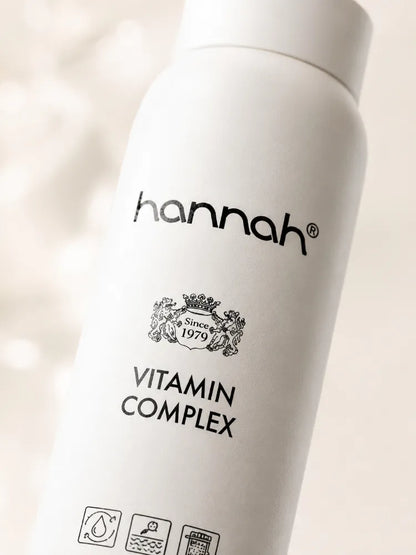 Close up van hannah Vitamin Complex 175 ml refill met matte witte verpakking voor een frisse, gehydrateerde en vitale huid