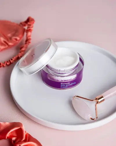 Juliette Armand AHA Smoothing Cream 50 ml, exfoliërende crème met AHA-zuren voor een gladde en egale huid, hier getoond op een schaaltje naast skincare tools. Puur Diana Shop Nuenen