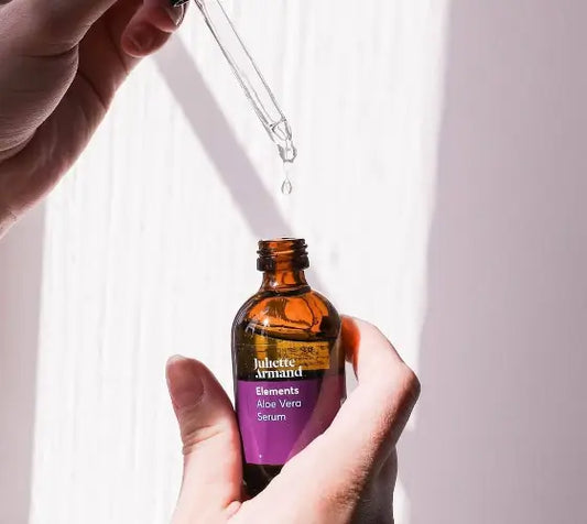 Juliette Armand Aloe Vera Serum 55 ml, kalmerend en herstellend serum voor de gevoelige huid met roodheid, ter ondersteuning van hydratatie in de dagelijkse routine. Puur Diana Shop Nuenen