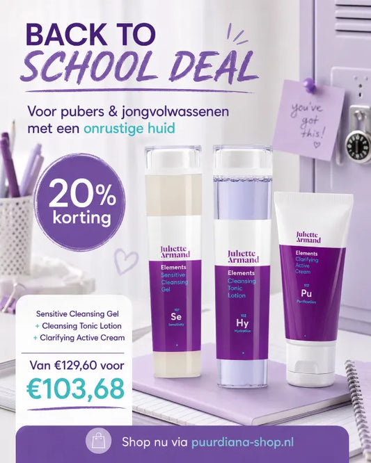 Juliette Armand Back to School Zuiveringstrio voor pubers en jongvolwassenen met een onzuivere, snel geïrriteerde huid. Te zien zijn de Sensitive Cleansing Gel en Cleansing Tonic Lotion in slanke transparante flacons met paars etiket, naast de Clarifying Active Cream in een witte tube. Reinigt mild, brengt in balans en ondersteunt herstel. Lila back-to-school setting met schriften en locker. Puur Diana Shop Nuenen