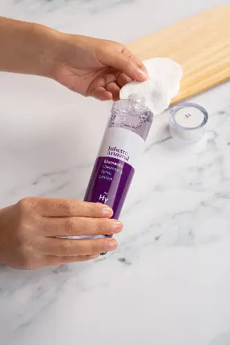 Juliette Armand Cleansing Tonic Lotion 210 ml wordt aangebracht met een wattenschijfje, een verfrissende en kalmerende lotion voor de gevoelige huid als tweede stap na het reinigen. Puur Diana Shop Nuenen