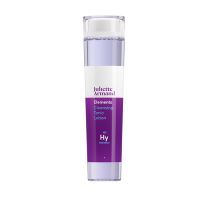 Juliette Armand Cleansing Tonic Lotion 210 ml, een verfrissende reinigingslotion voor een huid die na het wassen nog restjes vuil of kalkaanslag achterhoudt. Verwijdert laatste sporen van reiniger en bereidt de huid voor op de vervolgverzorging. Op de foto de flacon met paars etiket en transparante dop. Puur Diana Shop Nuenen