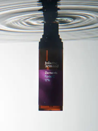 Juliette Armand Forte C 12% Poeder Serum 10 ml, flacon met waterreflectie voor een indruk van de krachtige vitamine C-formule. Puur Diana Shop Nuenen