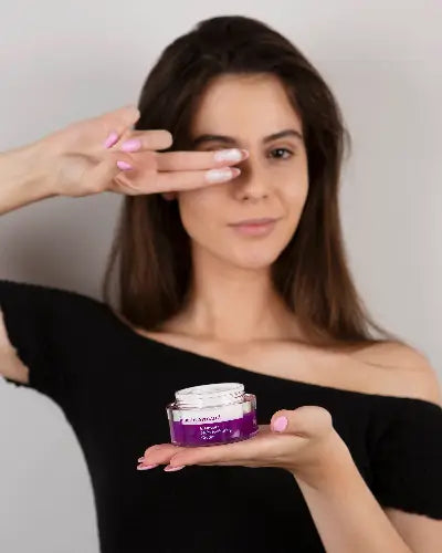 Juliette Armand Multi Hydrating Cream 50 ml in de handen, hydraterende crème voor een vochtarme huid als dagelijkse verzorging. Puur Diana Shop Nuenen