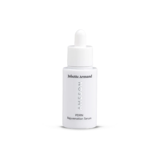Juliette Armand PDRN Rejuvenation Serum 30 ml, close-up van het gel-serum voor hydratatie en een gezonde glow bij een vochtarme huid. Puur Diana Shop Nuenen