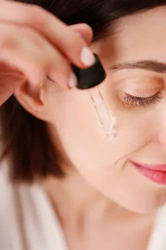 Juliette Armand Retinoïd 3% Serum 20 ml wordt aangebracht met een pipet, geconcentreerd retinolserum voor de huidvernieuwing in de avondroutine. Puur Diana Shop Nuenen