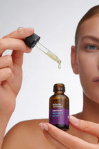 Juliette Armand Retinoid C Serum 55 ml wordt aangebracht met een pipet, een huidvernieuwend serum met retinol en vitamine C voor de rijpere huid. Puur Diana Shop Nuenen