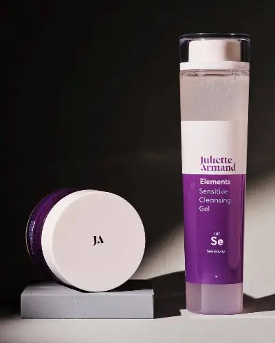 Juliette Armand Sensitive Cleansing Gel 210 ml flacon in studio setting, een milde reiniger voor de gevoelige huid als eerste stap in de dagelijkse routine. Puur Diana Shop Nuenen