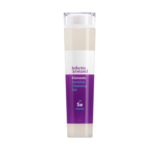 Juliette Armand Sensitive Cleansing Gel 210 ml, een milde reinigingsgel voor een gevoelige huid die snel geïrriteerd raakt of trekkerig aanvoelt na het wassen. Reinigt zonder de huid uit te drogen, als eerste stap in de ochtend- en avondroutine. Op de foto de flacon met paars etiket en transparante dop. Puur Diana Shop Nuenen