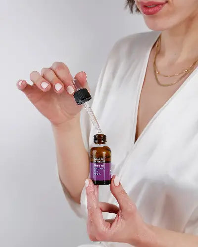 Juliette Armand Sirtuin Hyaluronic Serum 55 ml wordt aangebracht met een pipet, hydraterend serum voor een intensieve vochtboost in de dagelijkse routine. Puur Diana Shop Nuenen