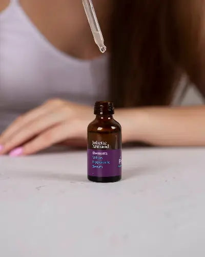 Juliette Armand Sirtuin Hyaluronic Serum 55 ml, close-up van de textuur voor een indruk van het hydraterende anti-aging effect. Puur Diana Shop Nuenen