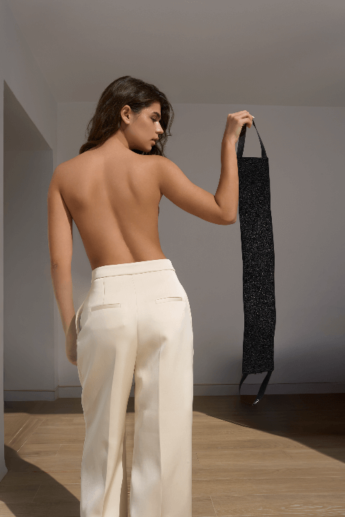Marc Inbane Back Scrubber, zijaanzicht tijdens gebruik voor het bereiken van de volledige rug. Puur Diana Shop Nuenen