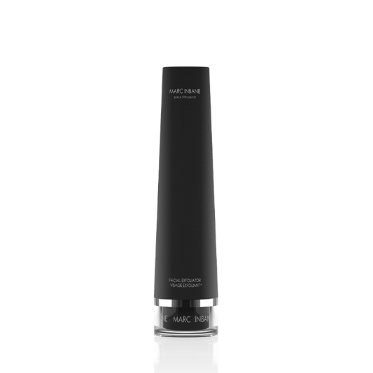 Marc Inbane Black Exfoliator 75 ml, een exfoliërende scrub om de huid voor te bereiden op zelfbruinende producten. Verwijdert dode huidcellen voor een egaler en langduriger resultaat. Op de foto de zwarte fles met zilveren ring en transparante dop. Puur Diana Shop Nuenen