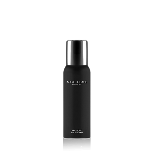 Marc Inbane Hyaluronic Self-Tan Spray, een zelfbruinende spray met hyaluronzuur voor een natuurlijke teint en extra hydratatie tijdens het bruinen. Op de foto de zwarte fles met zilveren dop. Puur Diana Shop Nuenen