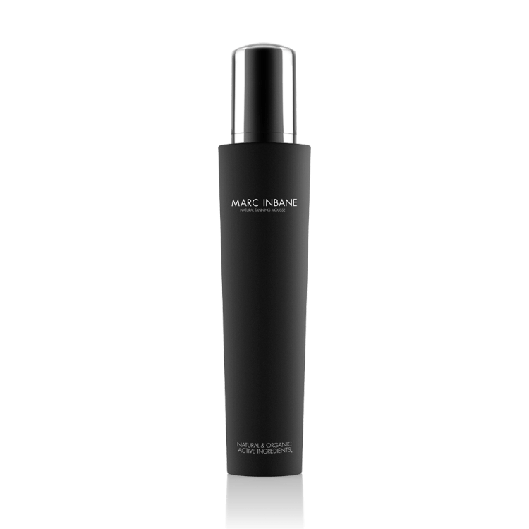 Marc Inbane Natural Tanning Mousse, een zelfbruinende mousse voor een natuurlijke, egale teint zonder zon. Streepvrij aan te brengen en geschikt voor dagelijks gebruik. Op de foto de zwarte fles met zilveren dop. Puur Diana Shop Nuenen