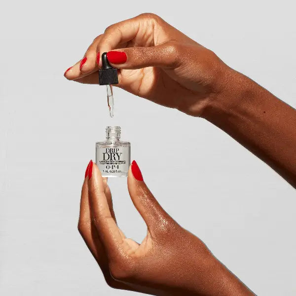 O.P.I Drip Dry Droogdruppels, aangebracht op handen met rode nagellak voor een snellere droogtijd. Puur Diana Shop Nuenen