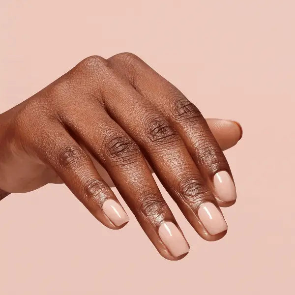 O.P.I Infinite Shine Bubble Bath, close-up van de hand met de roze nagellak. Puur Diana Shop Nuenen