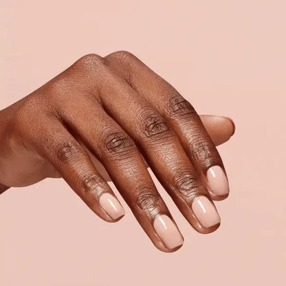 O.P.I Infinite Shine Bubble Bath, close-up van de hand met de roze nagellak. Puur Diana Shop Nuenen