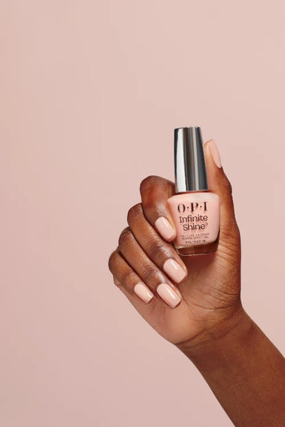 O.P.I Infinite Shine Bubble Bath, aangebracht op de nagels in een zachte roze tint. Puur Diana Shop Nuenen