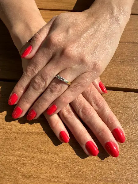 O.P.I Infinite Shine Cajun Shrimp, aangebracht op de handen met een ring als accessoire. Puur Diana Shop Nuenen