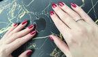 O.P.I Infinite Shine Malaga Wine, hand met wijnrode nagellak naast een laptop. Puur Diana Shop Nuenen